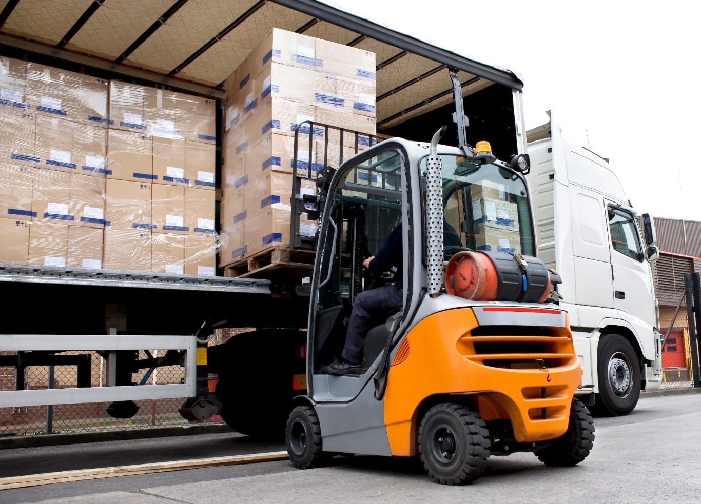 Verladen von Palettenware auf LKW Die versandfertige Ware wird auf einen LKW verladen
